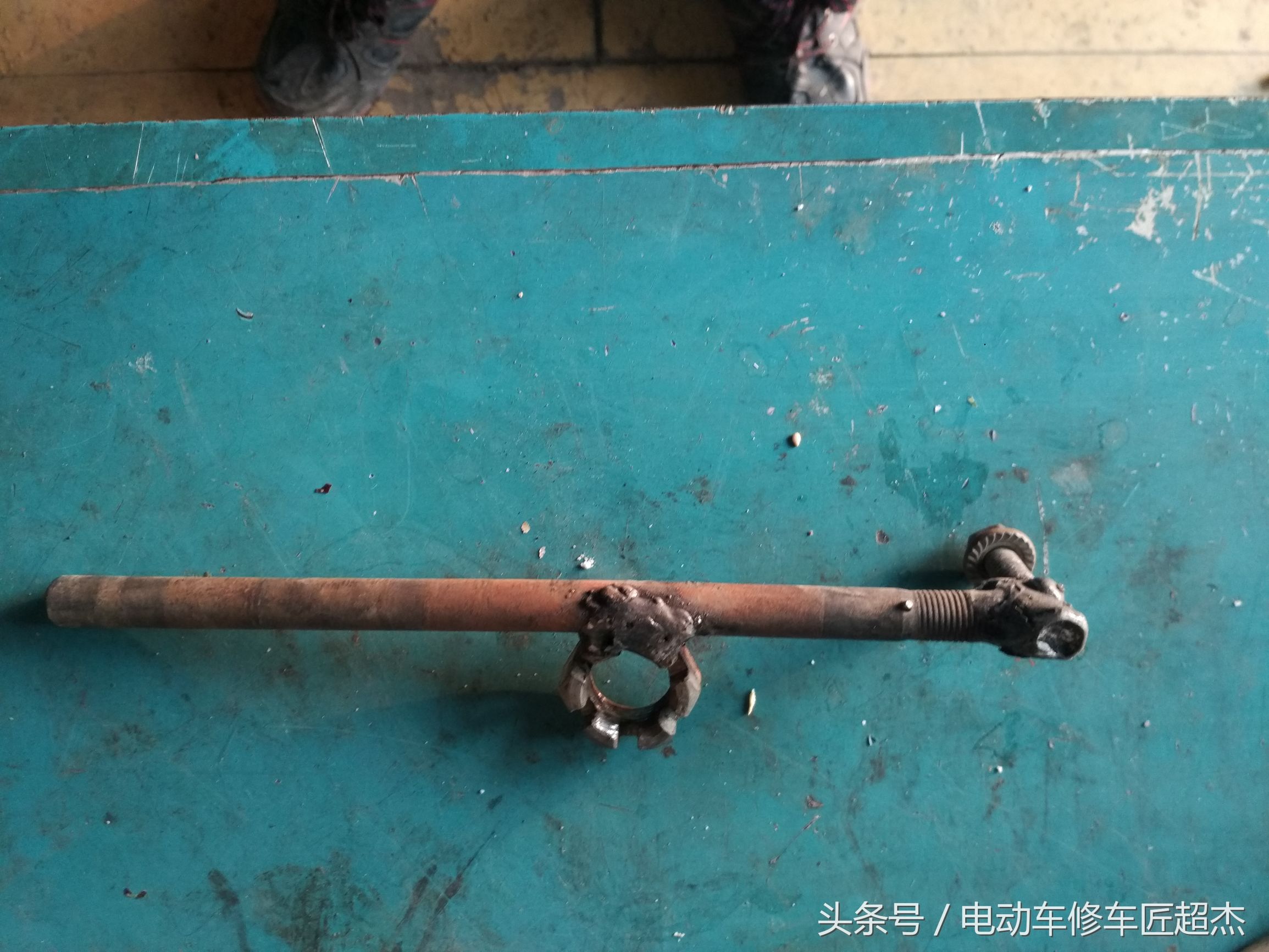 电摩如何拆下刹车油封视频,修车自制工具视频