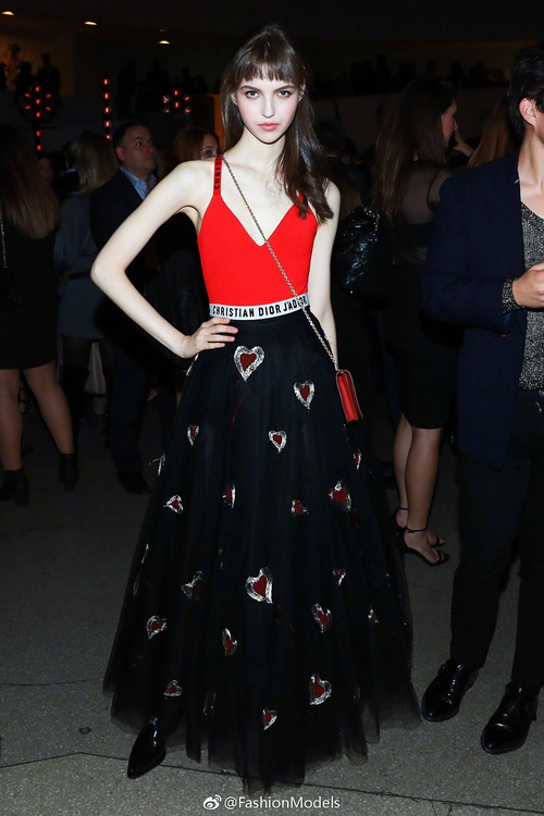 穿Dior星空裙的模特比ab还美!神似王思聪前女友,就是嘴巴怪怪的