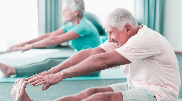 大爷膝关节置换,84岁老人膝关节置换术后怎么康复