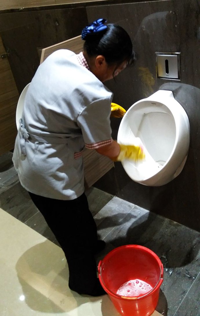 头上滴着汗水手上沾着尿骚味的保洁女工