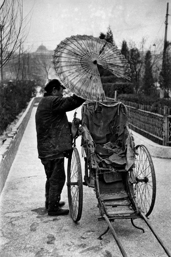 1957年的裸模与热吻！这个外国人在中国*拍偷**的老照片你一定没见过