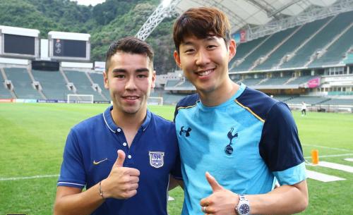 孙兴慜向球迷招手,孙兴慜庆祝手势有手放在嘴边的吗