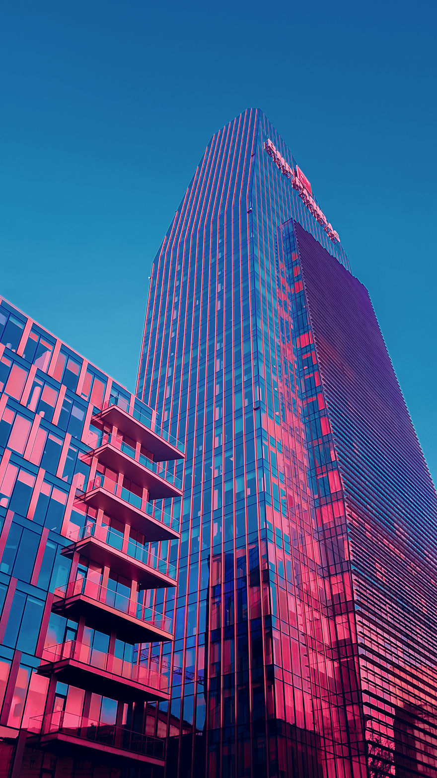 夕阳下的大厦图片,落日余晖下的楼房