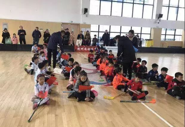 看滨和健儿玩转旱地冰球｜长河小学学生寻访“最美杭州人”