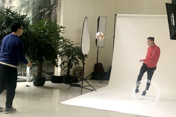 不仅要摆造型还得踢两脚重庆斯威队的定妆照是这样拍的……