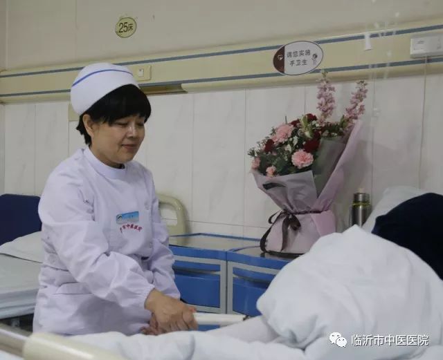 肛肠科病房走廊,病房爆满一床难求