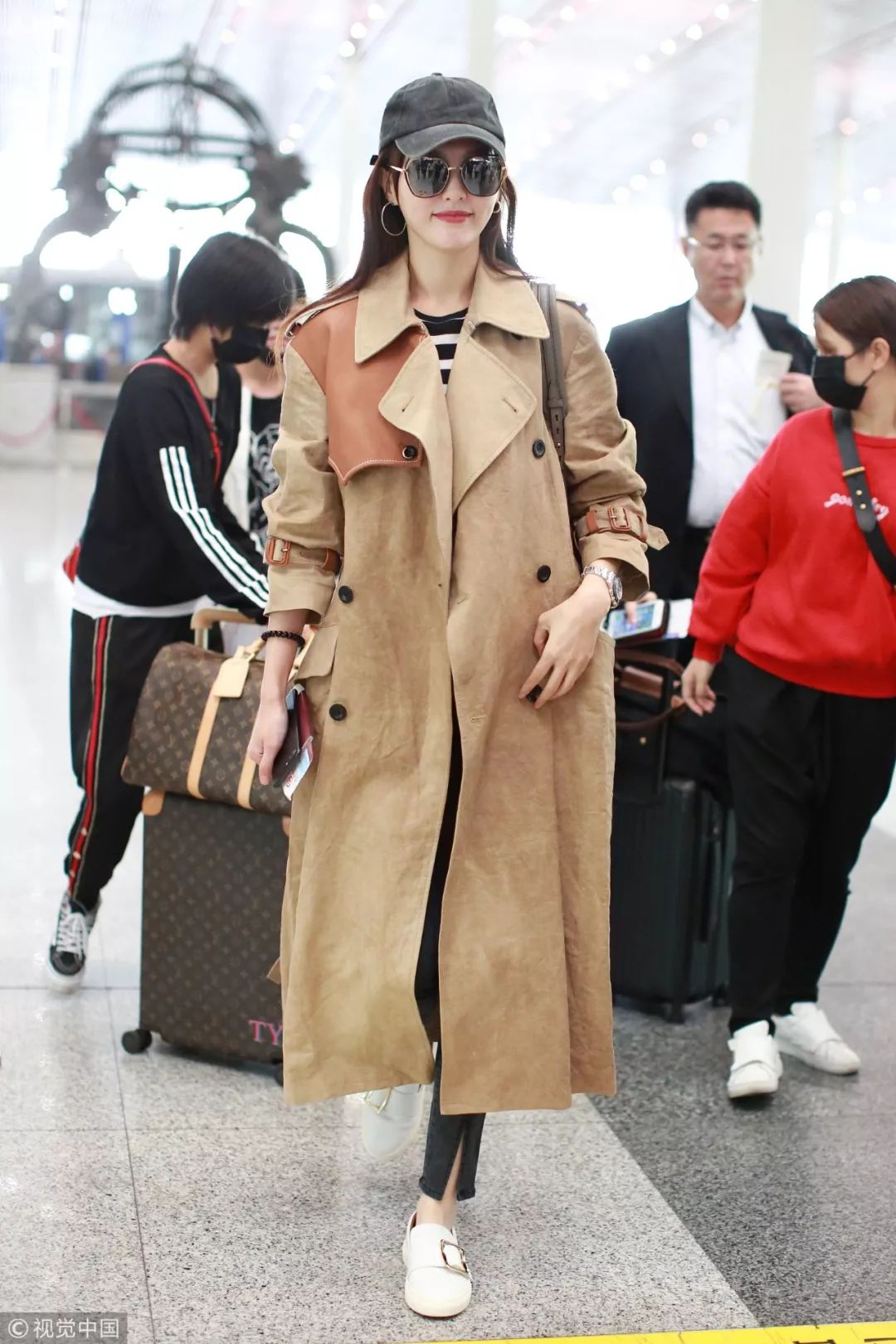 迪丽热巴宋茜西装look,热巴穿搭日常黑色棒球帽