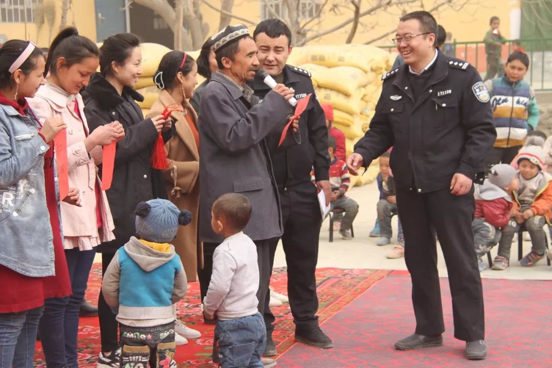 网络安全知识进农村主题宣传活动,给村民宣传网络安全知识