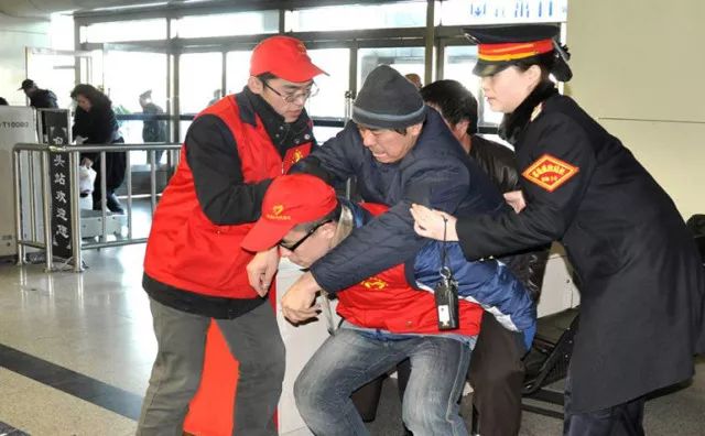 弘扬雷锋精神志愿服务暖人心,志愿者在行动践行新时代雷锋精神