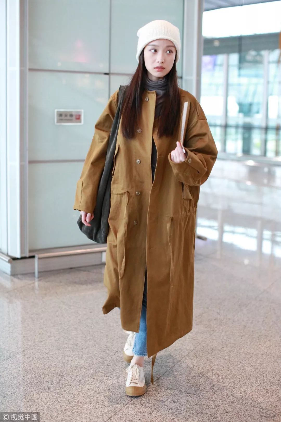 把自己变成“200斤壮汉”的超大风衣,真的好看吗?