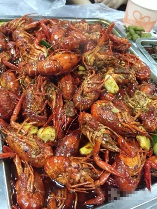 武汉一女学生拿着10块钱去买好吃的，竟然被。。。