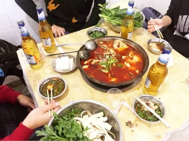 武汉一女学生拿着10块钱去买好吃的，竟然被。。。