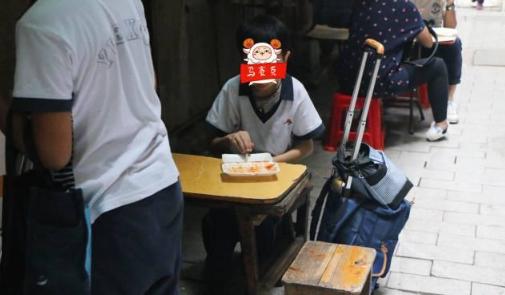 一碗牛杂能在夜市立足几十年,牛杂记忆深处的味道