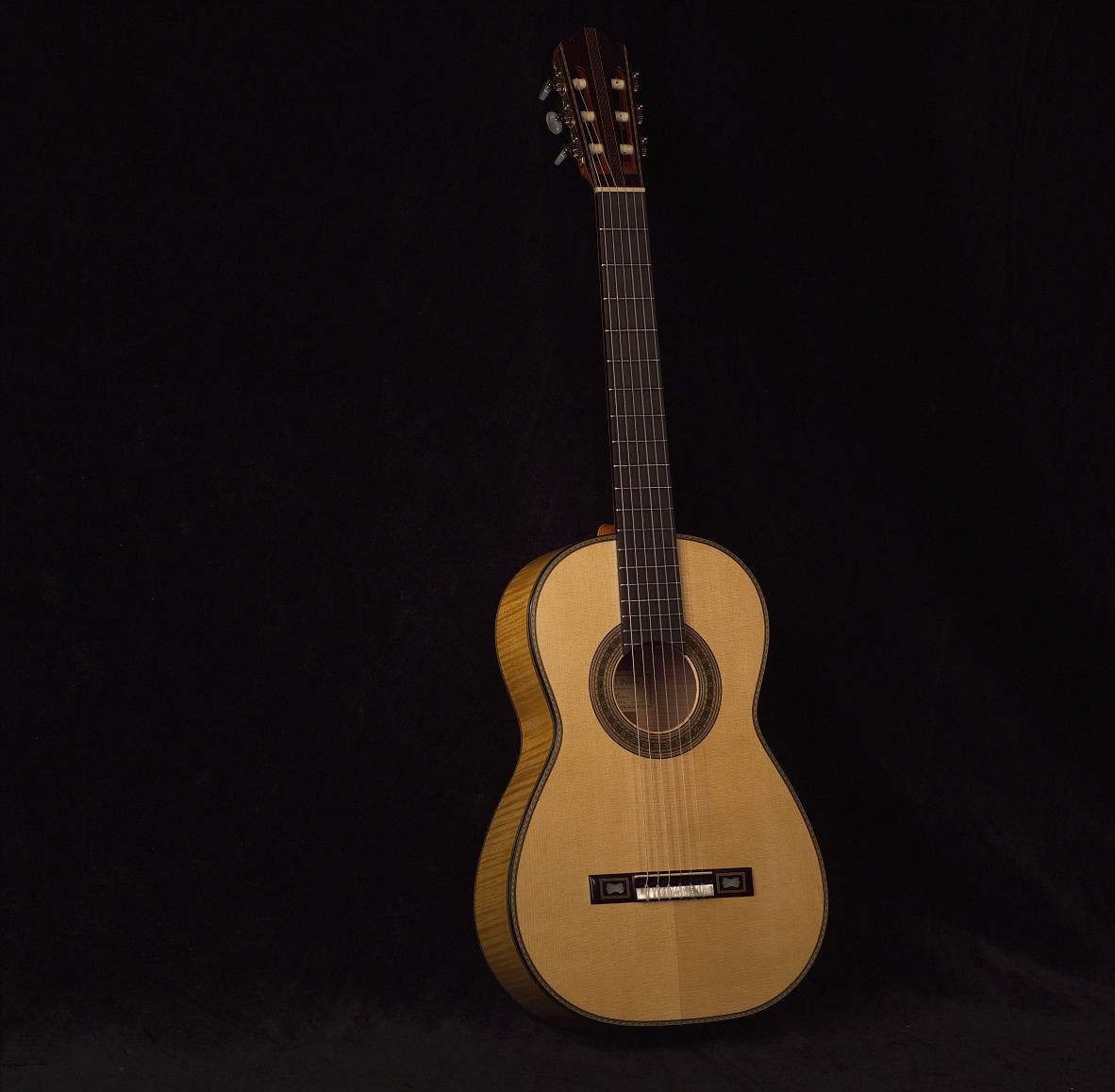 吉他入门学弹唱还是扫弦,吉他入门用古典吉他还是民谣吉他