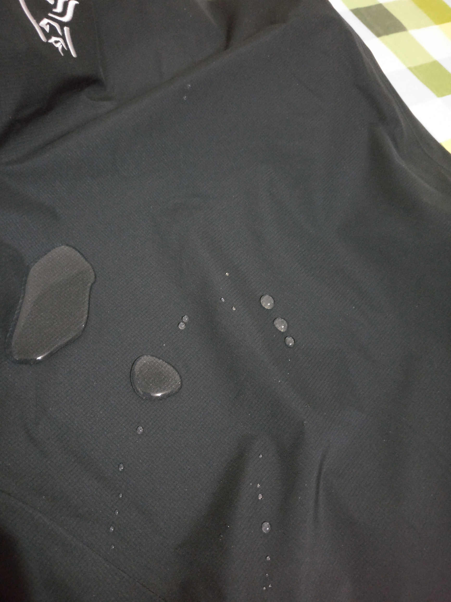 购买始祖鸟冲锋衣天猫国际可靠吗,如何买到高版本始祖鸟北面冲锋衣