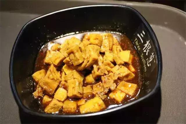 姑父的早餐店仅依赖这八款秘制米线配方，日接待量高达800人次