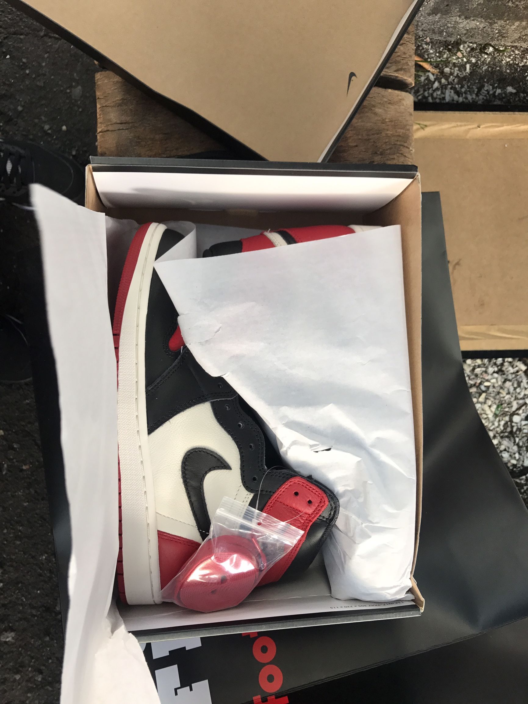 aj1mid红黑脚趾,aj1皮卡丘黑黄脚趾