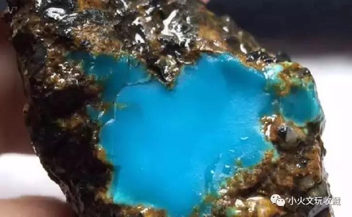 绿松石上面有一点白点是真的吗,绿松石盘玩出现白点这该怎么办