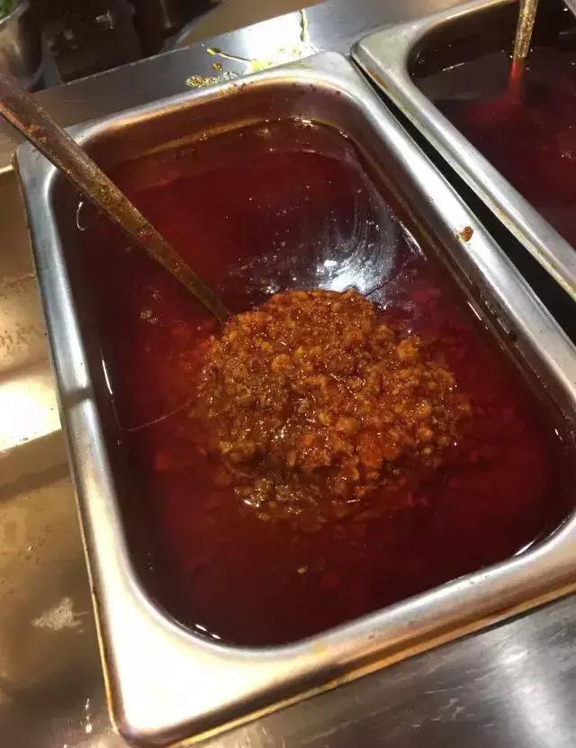 姑父的早餐店仅依赖这八款秘制米线配方，日接待量高达800人次