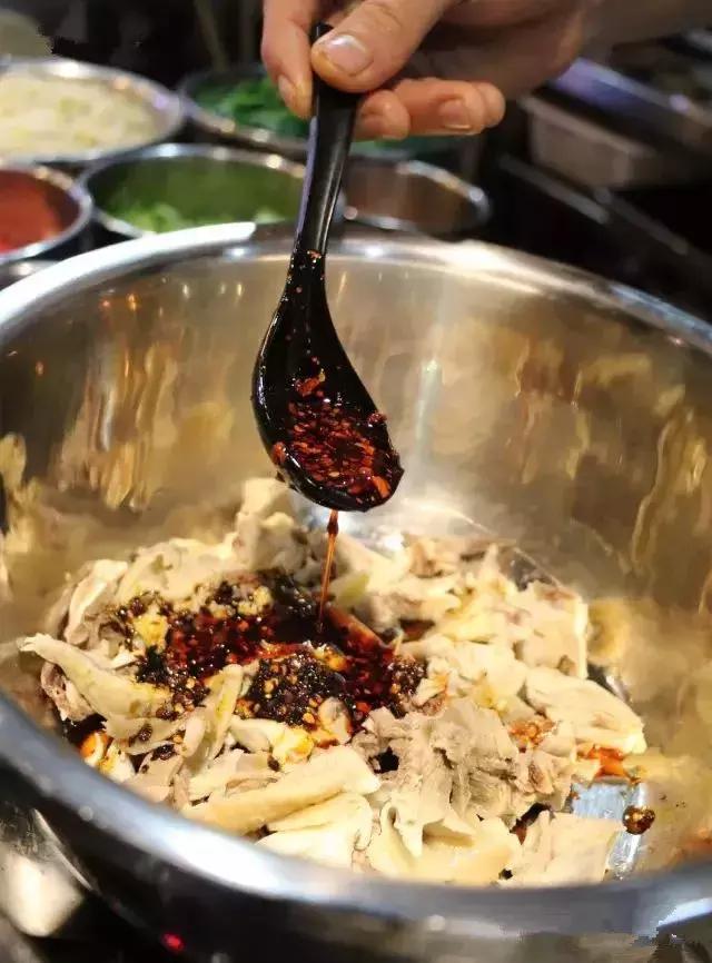 姑父的早餐店仅依赖这八款秘制米线配方，日接待量高达800人次