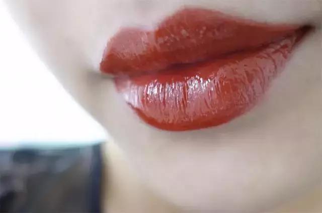 枫叶16号黄颜色的口红显白,黄黑皮嘴巴比较红的口红推荐