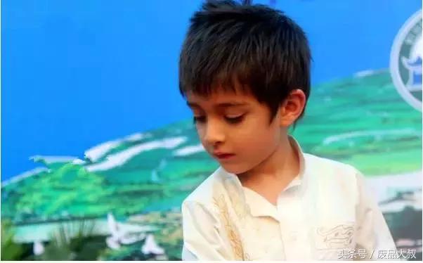 姑娘去迪拜捡垃圾结果,女子非要去迪拜捡垃圾