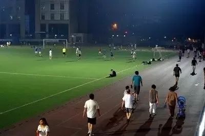 在学校跑步意外受伤学校负责吗,在学校同学跑步撞伤需要赔偿吗