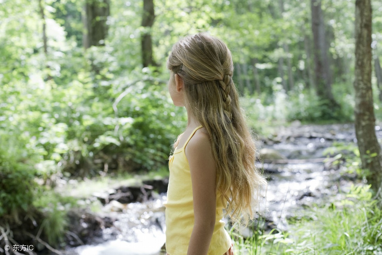 女孩被陌生男人租回家过年，分文没收，倒贴红包2千元