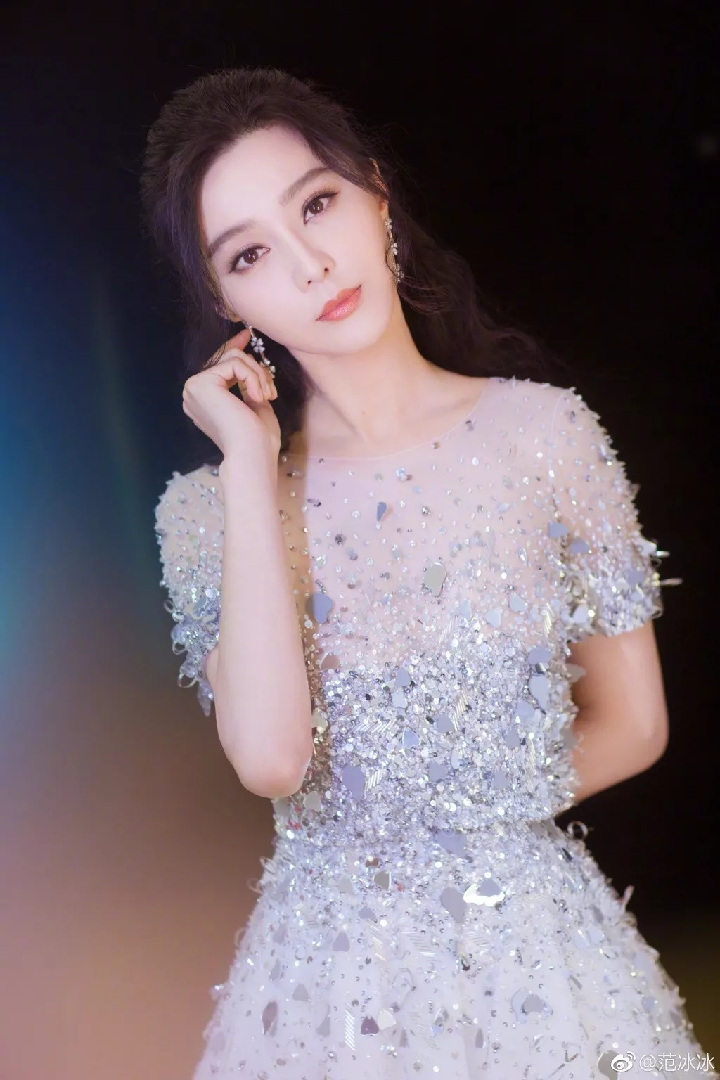 脸型偏肉感的女人穿衣风格,长脸型女生怎么穿衣服好看