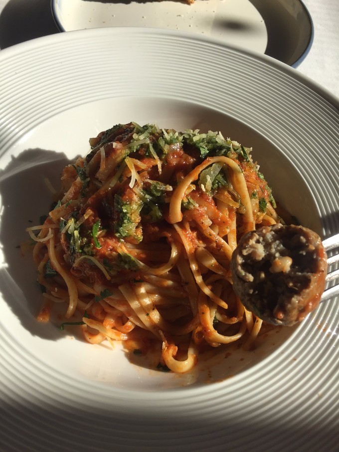 冬天去哪里旅游暖和特色美食,冬季游玩攻略美食推荐