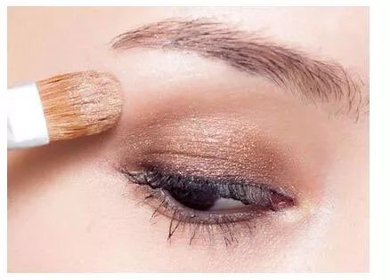 新手补妆一般用什么补,中途补妆视频教程