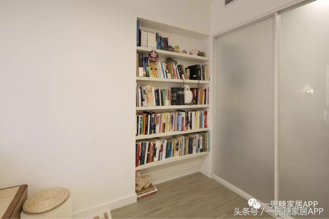 沙发墙开了一扇窗,沙发背景墙可收纳极简风