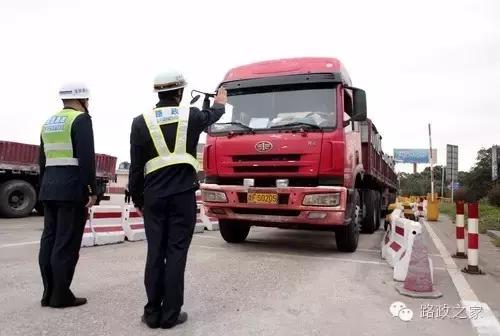 【路政之家】看完之后终于知道为啥国外没有超限超载！值得深思！