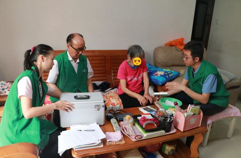 老爸中风晕倒在医院,半夜老爸中风住院