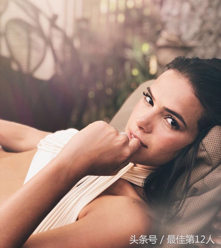 内马尔弯腰亲吻足球照片,世界杯内马尔花式翻滚