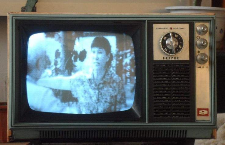 小时候亲嘴长大后会有宝宝吗,小时候老是以为亲一口会怀孕