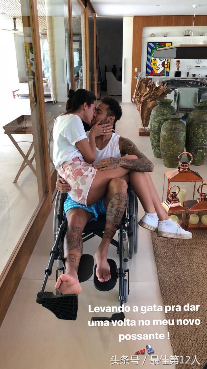 内马尔弯腰亲吻足球照片,世界杯内马尔花式翻滚