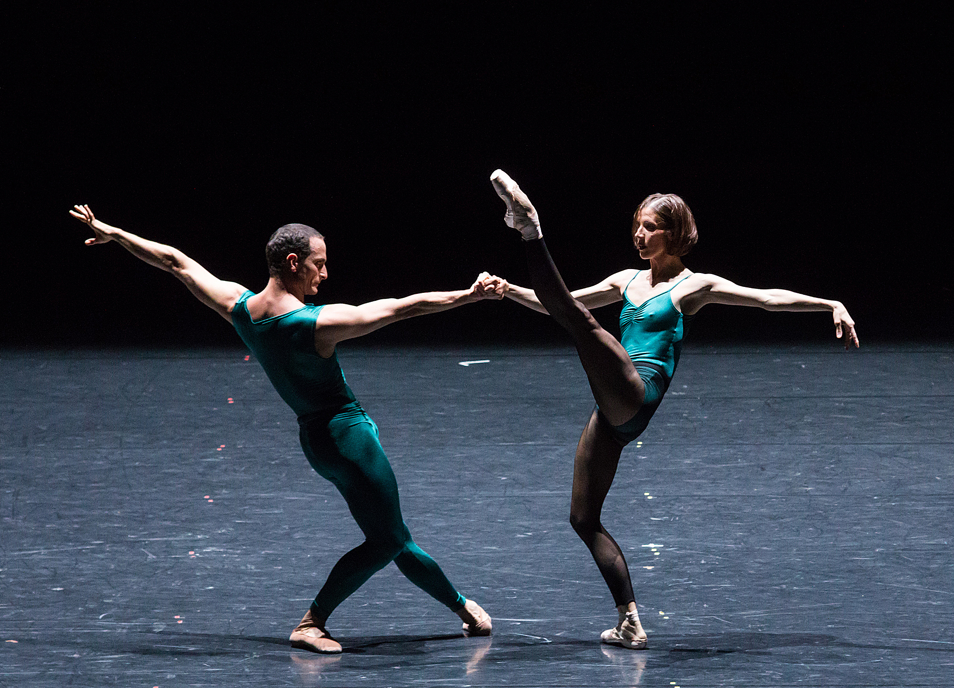 艺术家不仅与“硅胶假人”共舞，还与少林寺僧人合作《佛经》