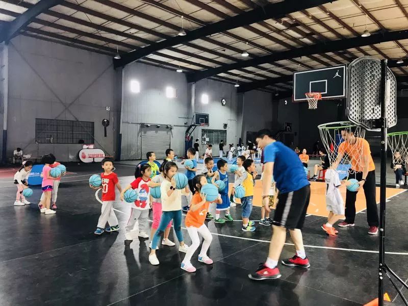 小学女生打篮球有什么好处,女孩子打篮球的好处