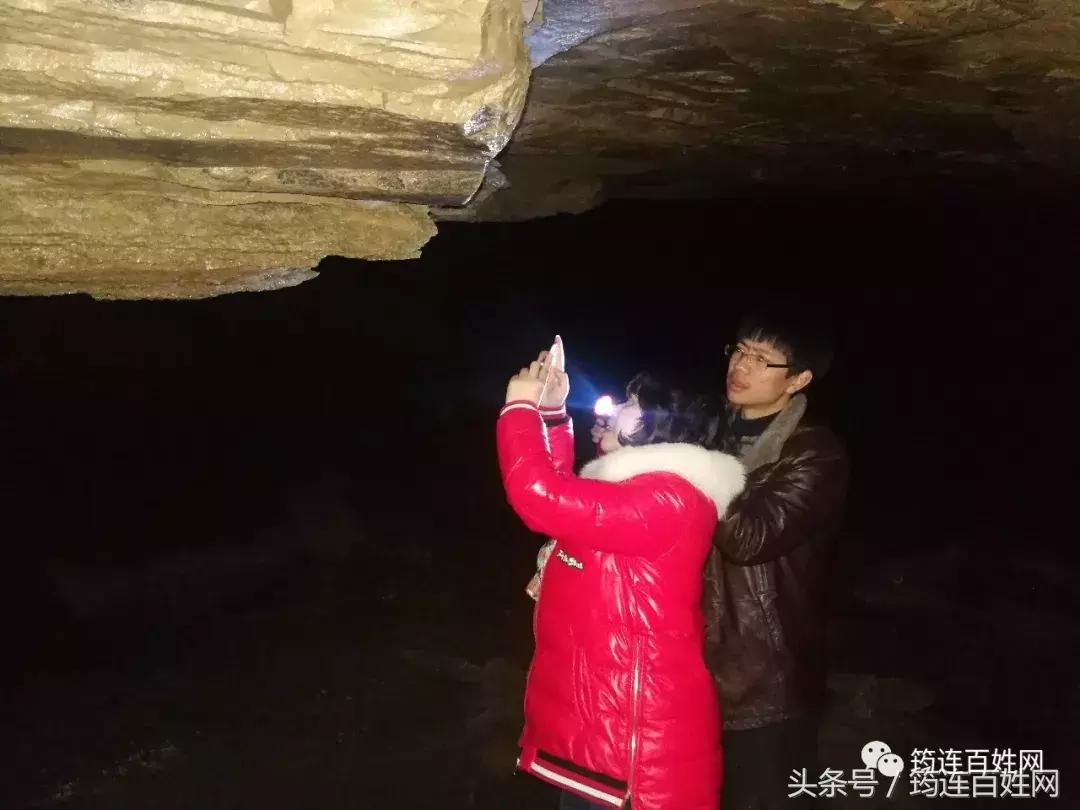贵州女子探洞,贵州姑娘探山洞