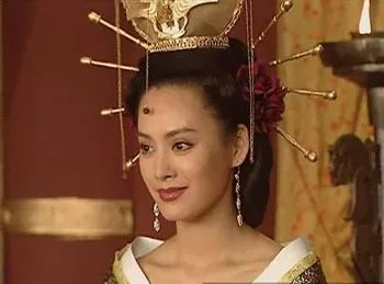 *女妓**变身皇后，皇后沦为*女妓**