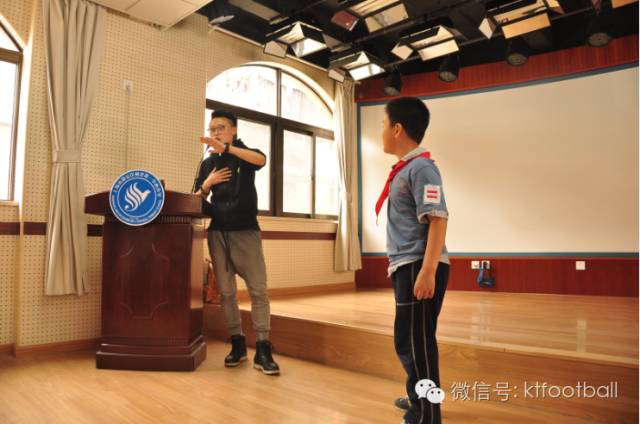 足球比赛小学生入场,少年足球开赛