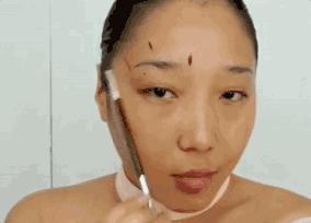 爆红网络靠一头绿发？让80万人沦陷的绝世美颜，竟是靠化妆台上的