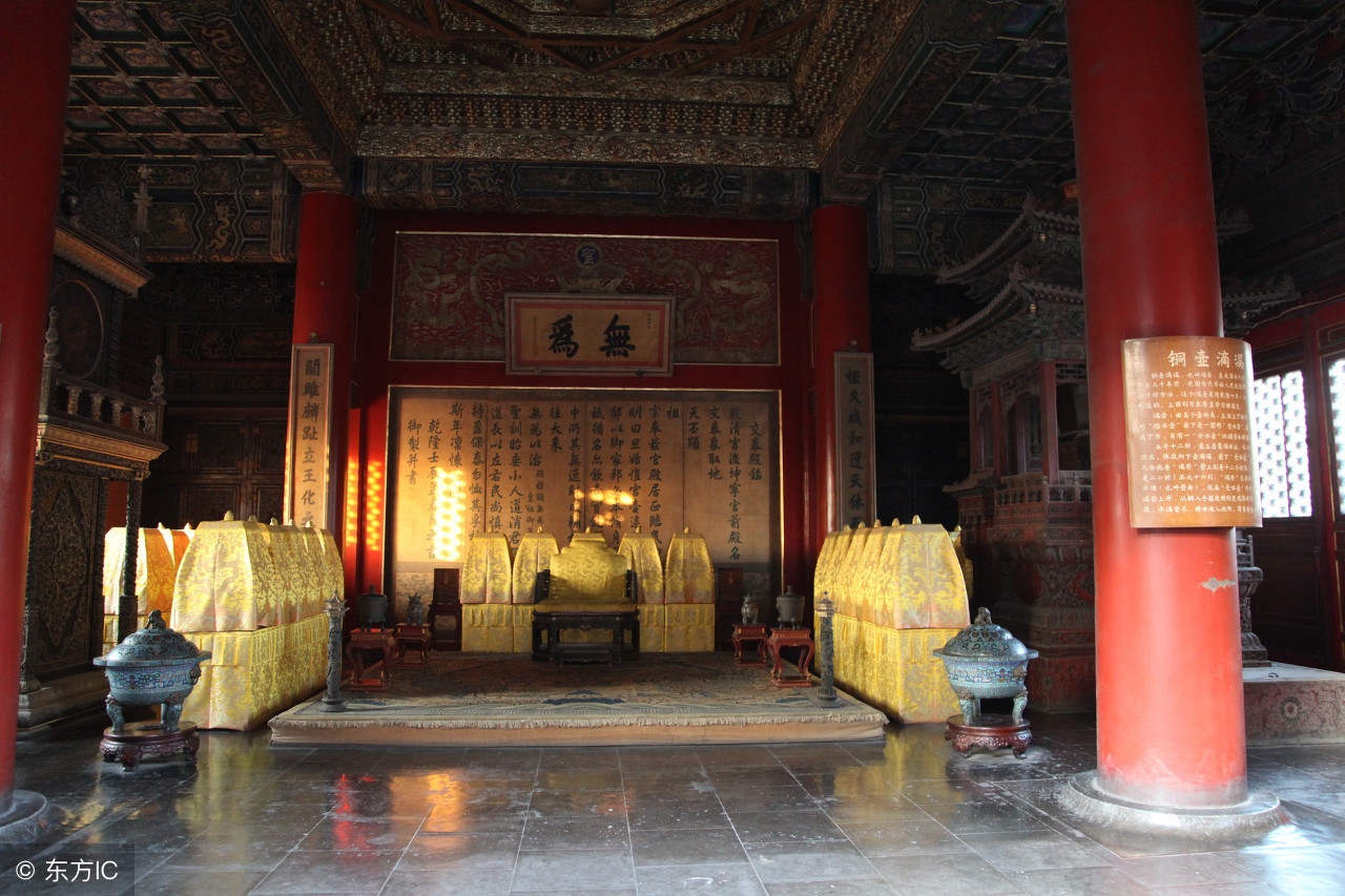 百年红学丑闻（17）：林黛玉“双瞻玉座引朝仪”，脚踢曹雪芹！