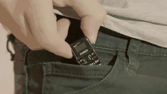 世界上最小的手机，大概两个硬币大小，众筹价欲售264元