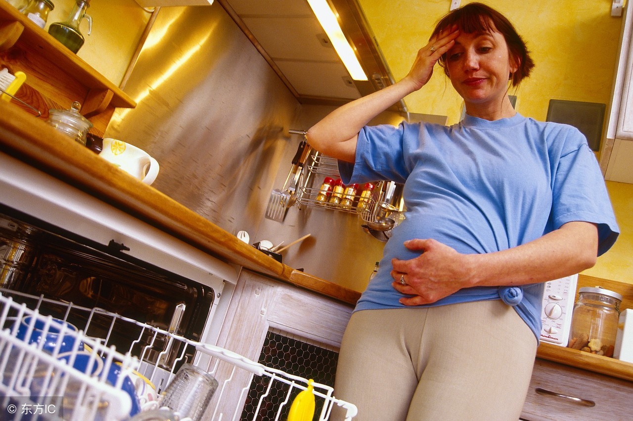 月嫂给宝妈正确产后恢复操,月嫂帮助宝宝排便