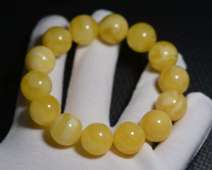 如何挑选蜜蜡的正确方法,挑选蜜蜡用什么油