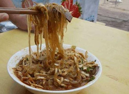 这碗小吃,名字可能你没听过,但吃的人非常多,大妈一天卖300碗