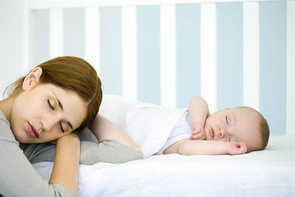 宝宝半夜饿醒了需要喂奶吗,宝宝醒了就喂奶还是饿了喂