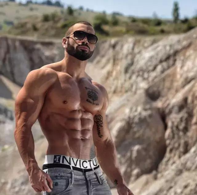 想练出笔挺的身材,背部肌肉训练拉扎尔